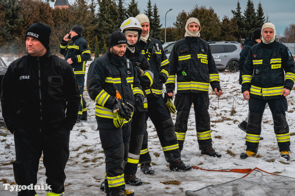 Płonące auto i płachta gaśnicza. Szkolenie strażaków