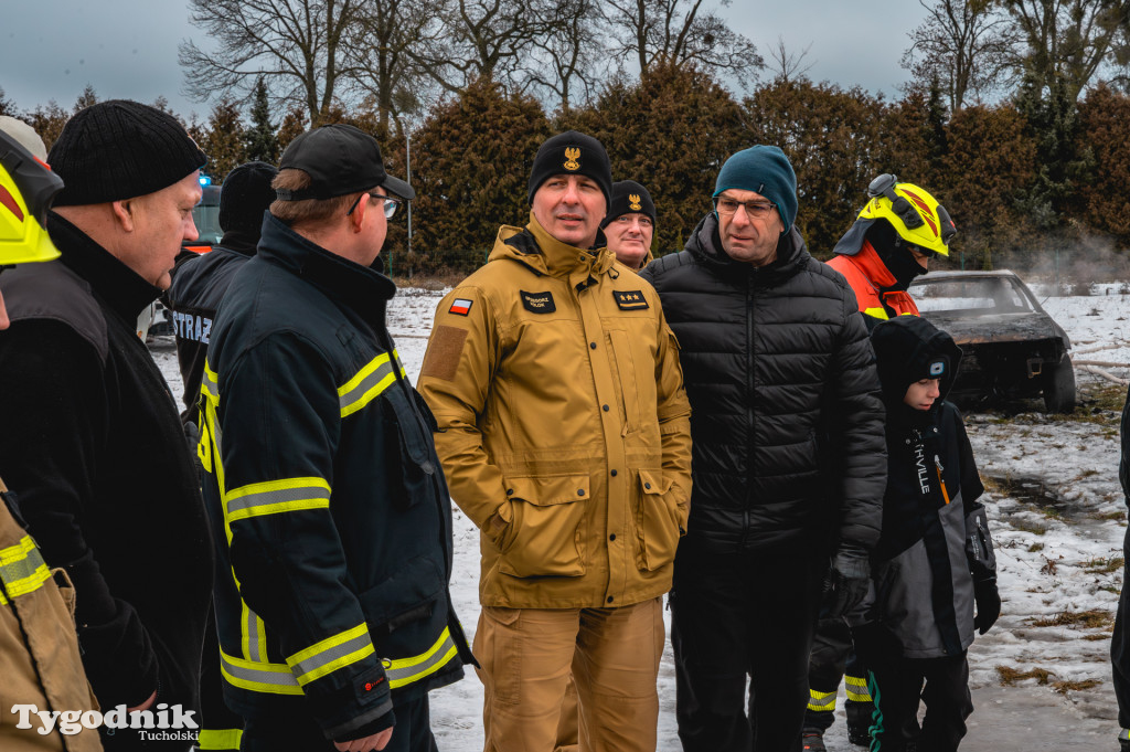 Płonące auto i płachta gaśnicza. Szkolenie strażaków