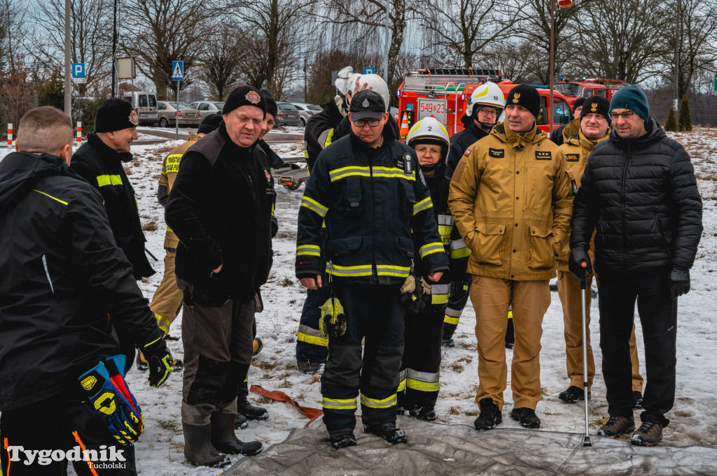 Płonące auto i płachta gaśnicza. Szkolenie strażaków