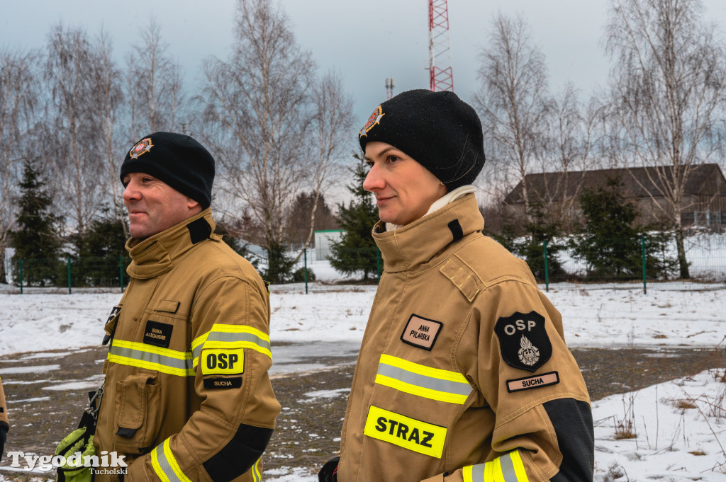 Płonące auto i płachta gaśnicza. Szkolenie strażaków
