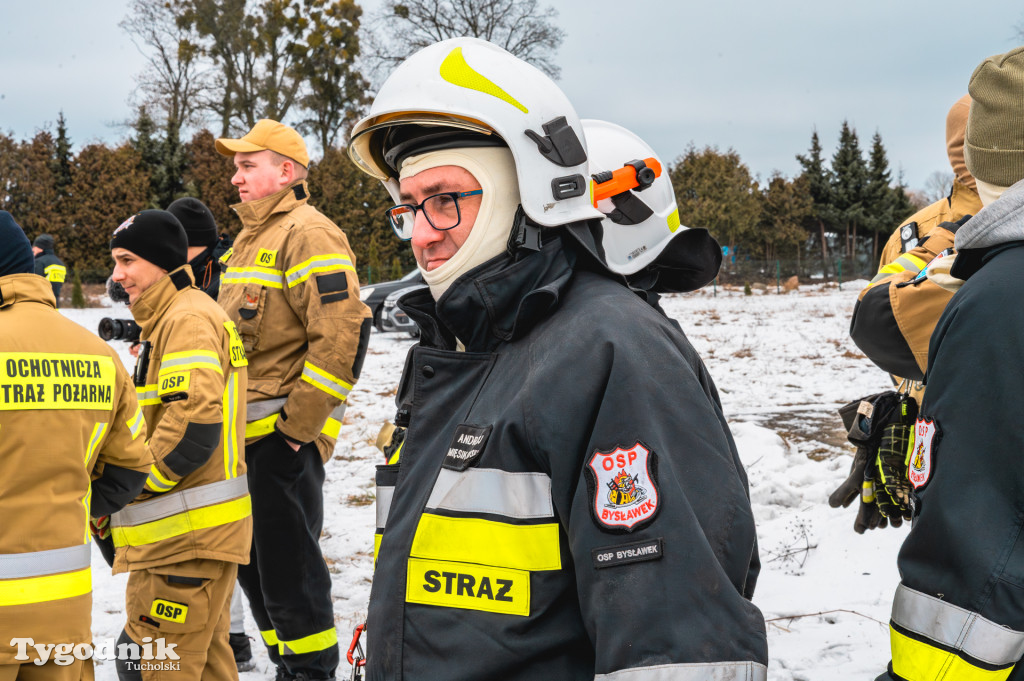 Płonące auto i płachta gaśnicza. Szkolenie strażaków