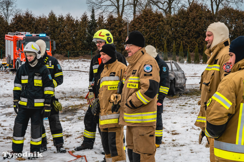 Płonące auto i płachta gaśnicza. Szkolenie strażaków