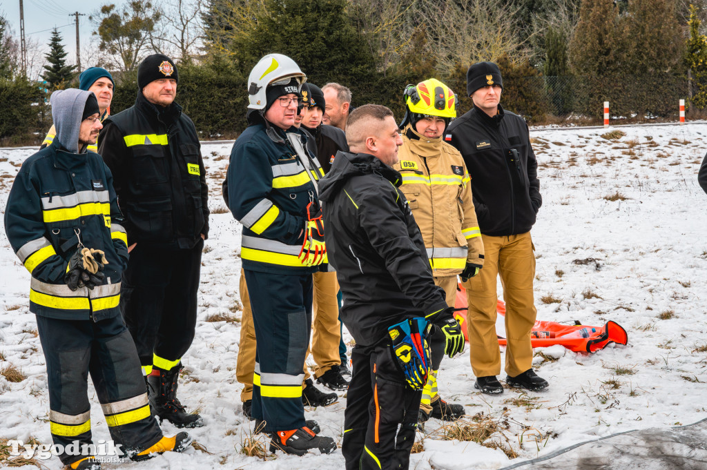 Płonące auto i płachta gaśnicza. Szkolenie strażaków