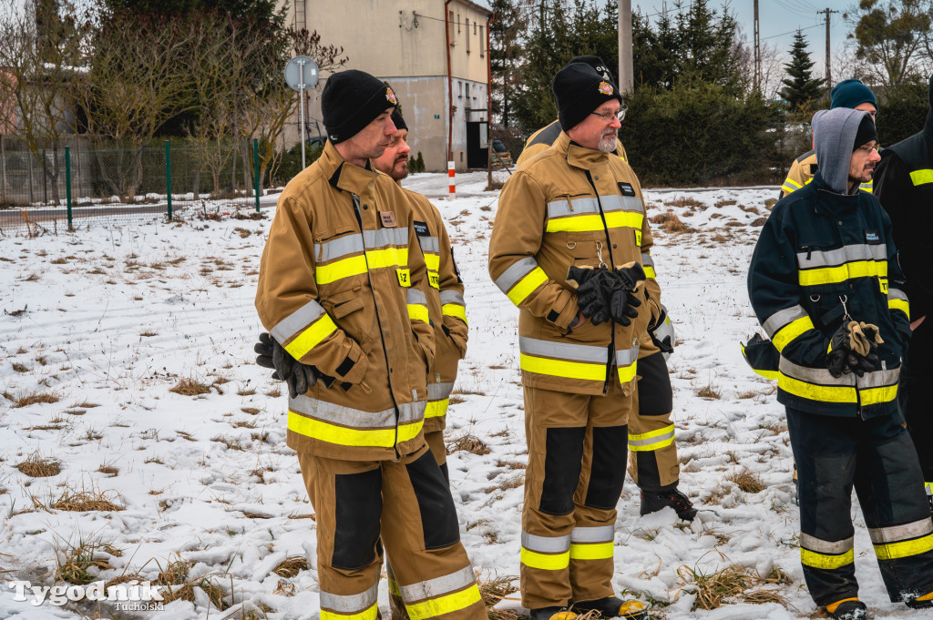 Płonące auto i płachta gaśnicza. Szkolenie strażaków