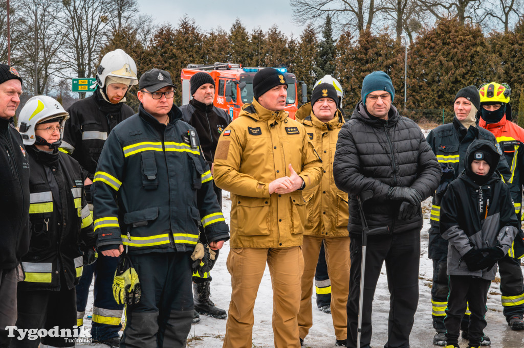 Płonące auto i płachta gaśnicza. Szkolenie strażaków