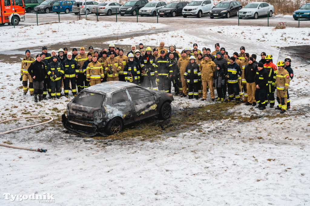 Płonące auto i płachta gaśnicza. Szkolenie strażaków