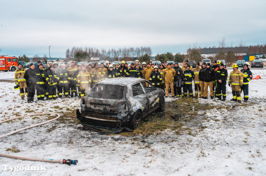 Płonące auto i płachta gaśnicza. Szkolenie strażaków