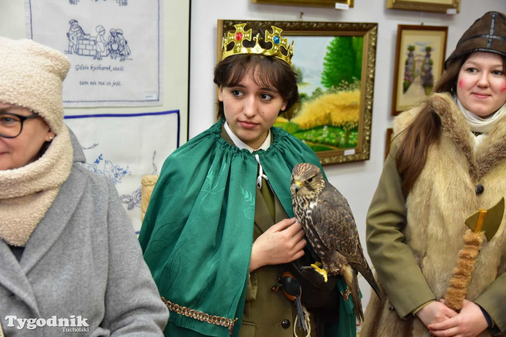 Korowód kolędników rozgrzał mroźną i śnieżną Tucholę