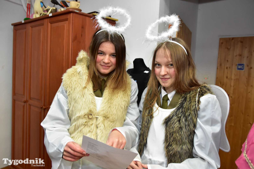 Korowód kolędników rozgrzał mroźną i śnieżną Tucholę