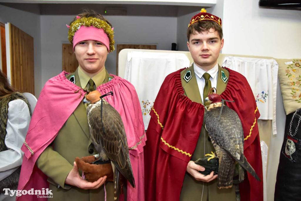 Korowód kolędników rozgrzał mroźną i śnieżną Tucholę