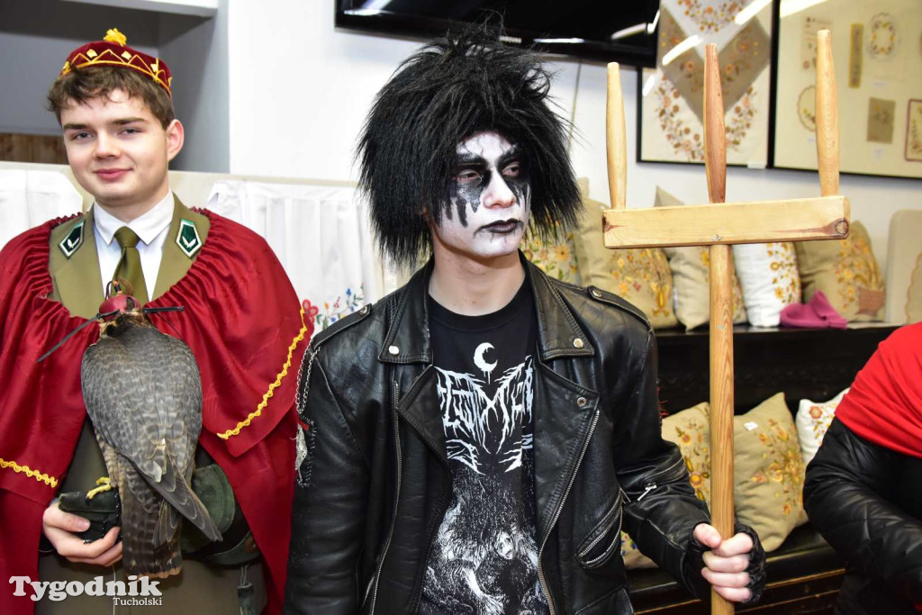 Korowód kolędników rozgrzał mroźną i śnieżną Tucholę