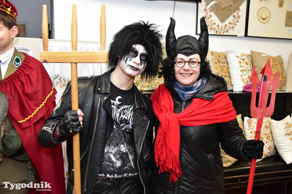 Korowód kolędników rozgrzał mroźną i śnieżną Tucholę