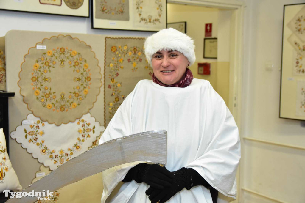 Korowód kolędników rozgrzał mroźną i śnieżną Tucholę