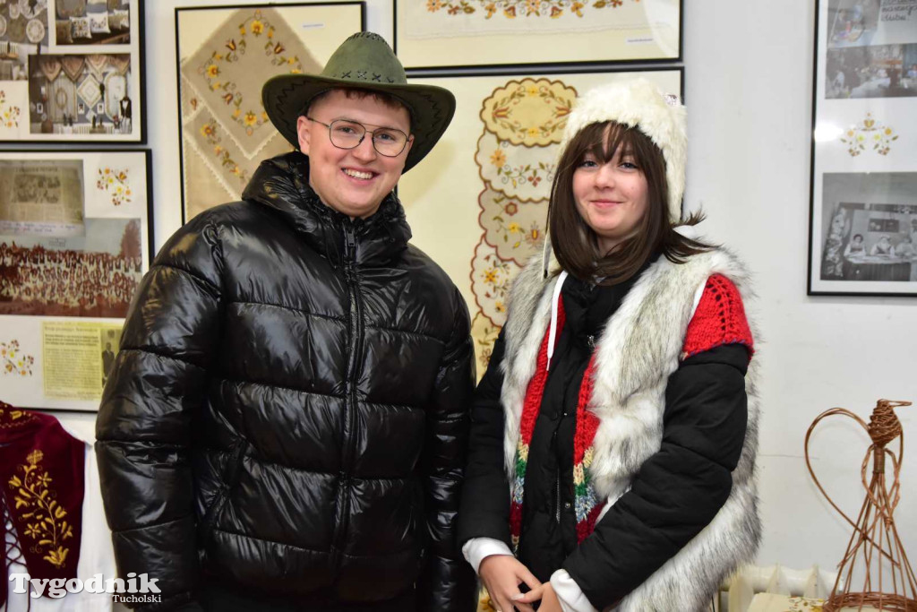 Korowód kolędników rozgrzał mroźną i śnieżną Tucholę