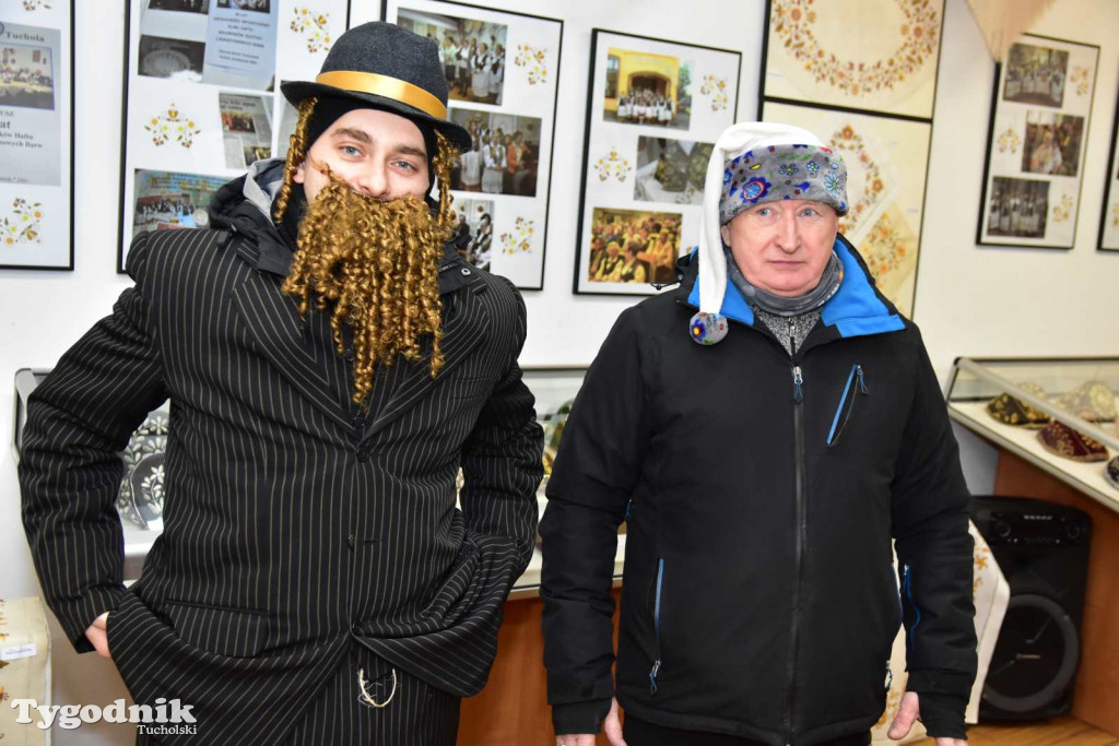 Korowód kolędników rozgrzał mroźną i śnieżną Tucholę