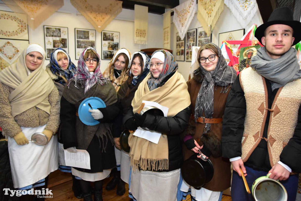 Korowód kolędników rozgrzał mroźną i śnieżną Tucholę