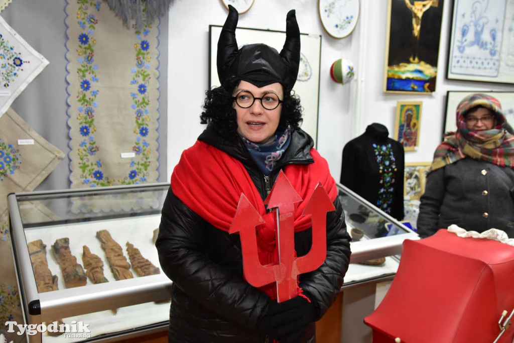 Korowód kolędników rozgrzał mroźną i śnieżną Tucholę