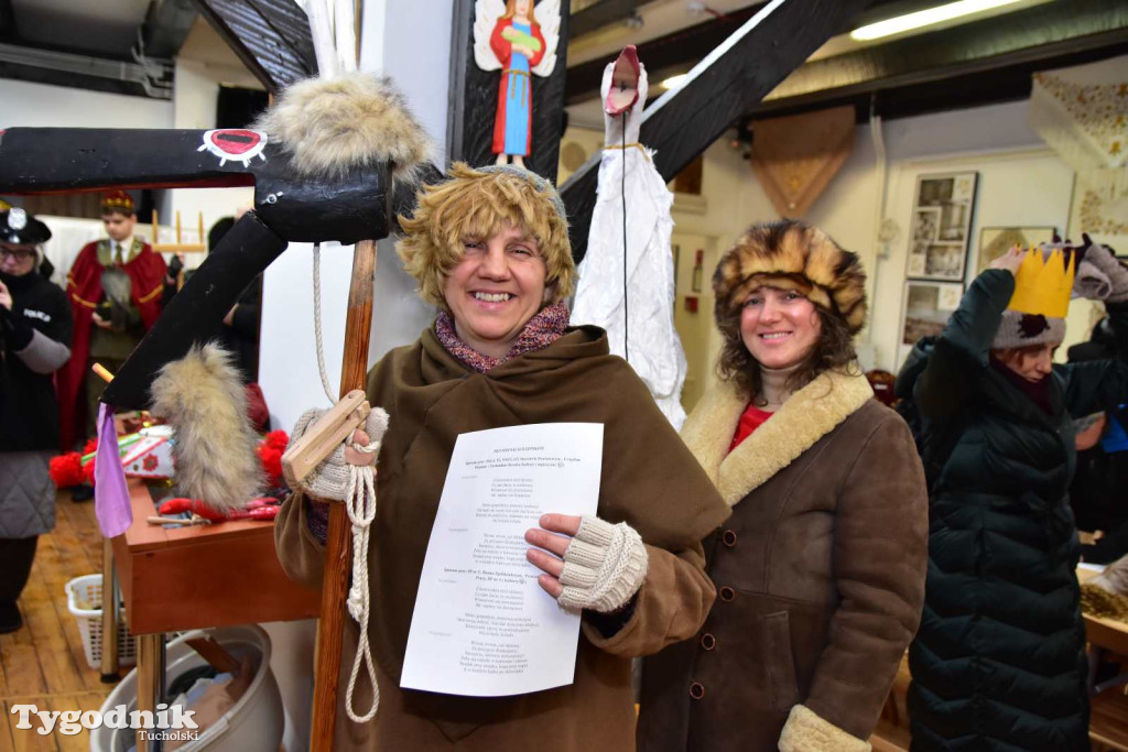 Korowód kolędników rozgrzał mroźną i śnieżną Tucholę