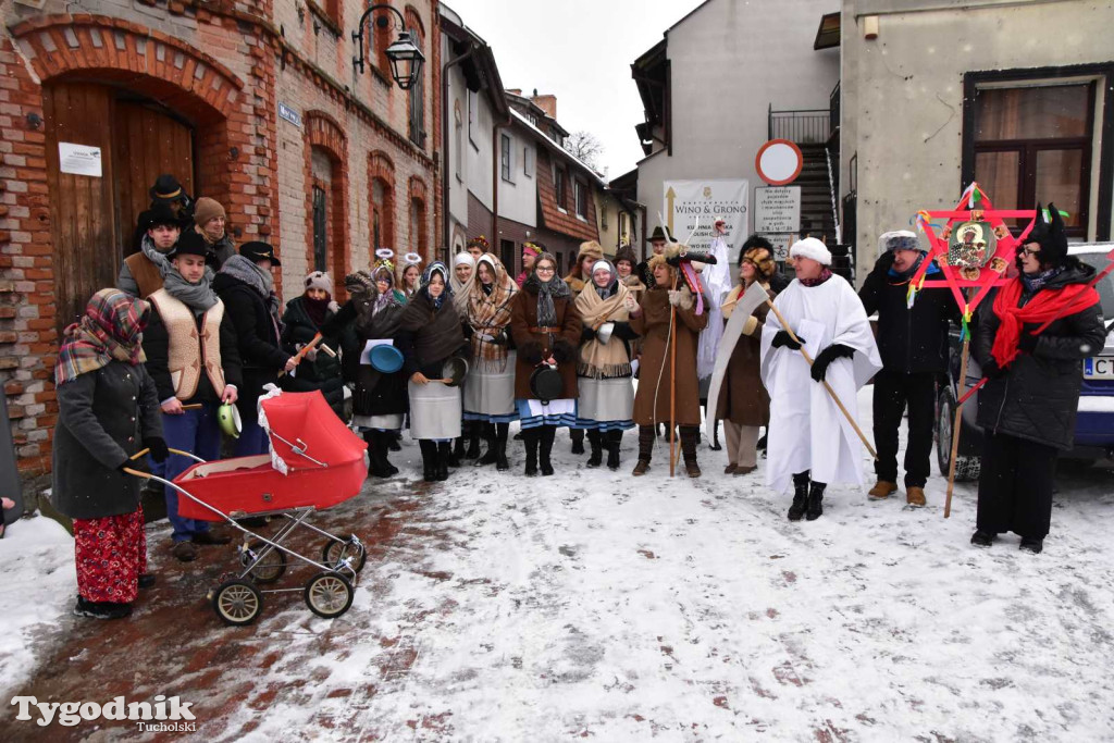 Korowód kolędników rozgrzał mroźną i śnieżną Tucholę