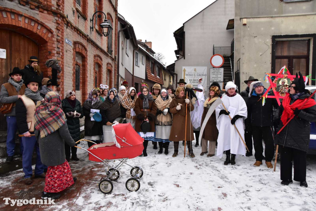 Korowód kolędników rozgrzał mroźną i śnieżną Tucholę