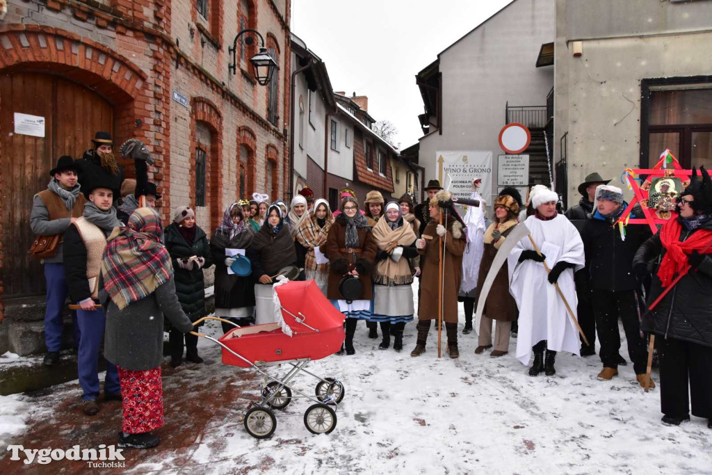 Korowód kolędników rozgrzał mroźną i śnieżną Tucholę