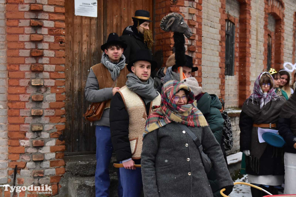 Korowód kolędników rozgrzał mroźną i śnieżną Tucholę