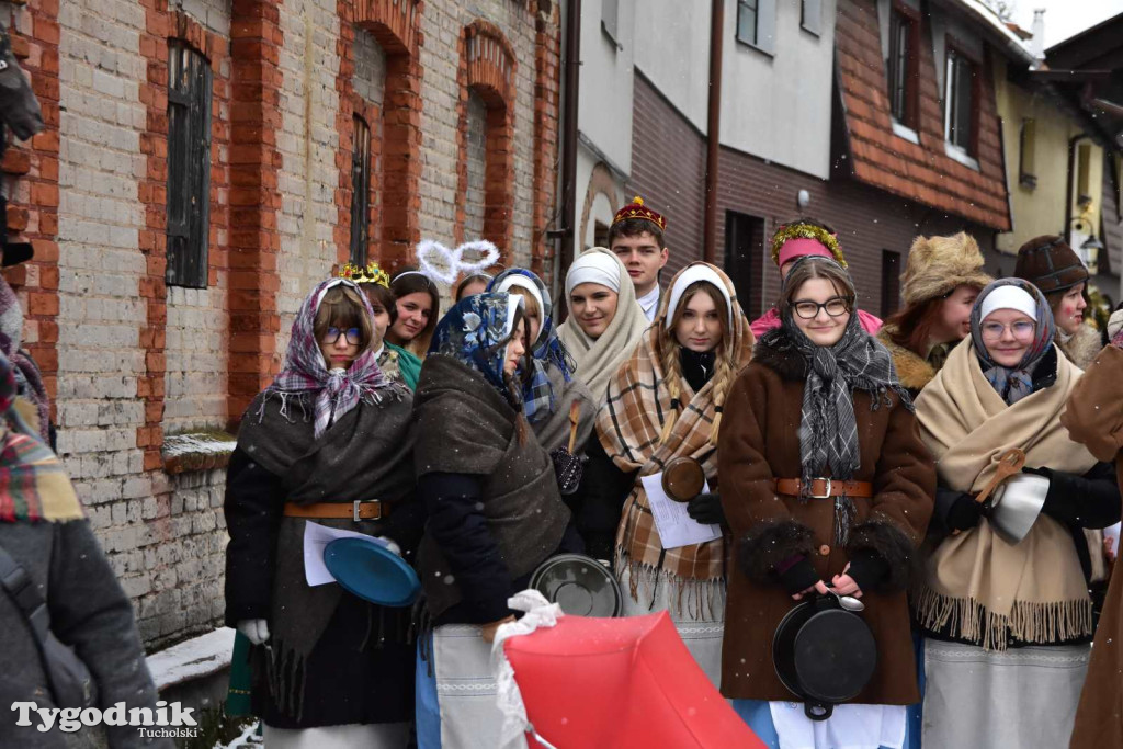 Korowód kolędników rozgrzał mroźną i śnieżną Tucholę