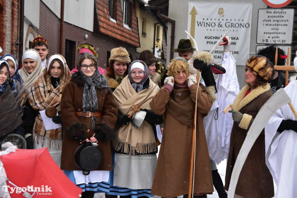 Korowód kolędników rozgrzał mroźną i śnieżną Tucholę