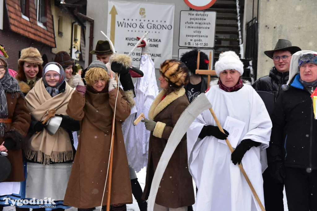 Korowód kolędników rozgrzał mroźną i śnieżną Tucholę