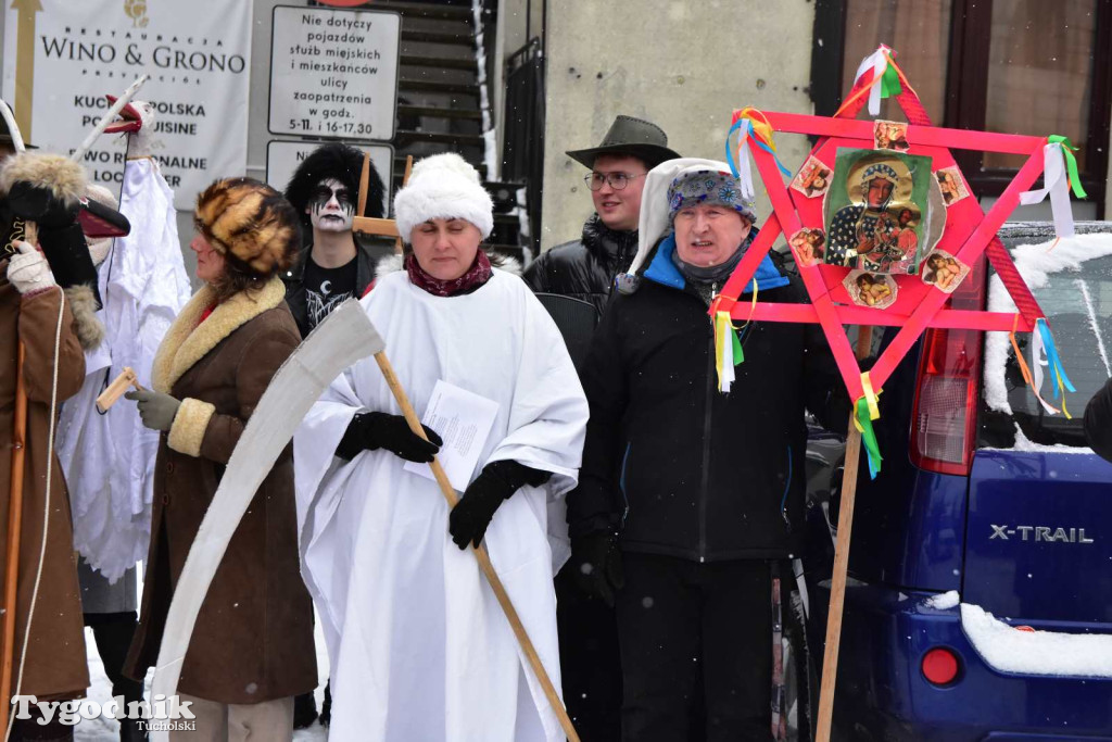 Korowód kolędników rozgrzał mroźną i śnieżną Tucholę