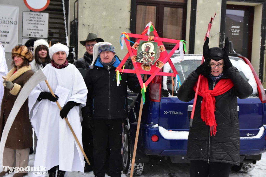 Korowód kolędników rozgrzał mroźną i śnieżną Tucholę