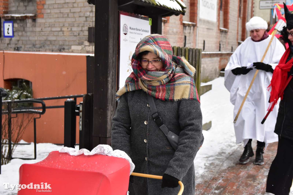 Korowód kolędników rozgrzał mroźną i śnieżną Tucholę