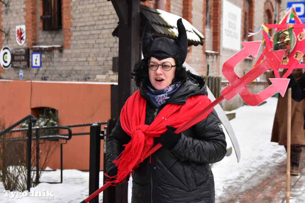 Korowód kolędników rozgrzał mroźną i śnieżną Tucholę