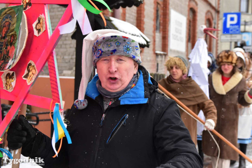 Korowód kolędników rozgrzał mroźną i śnieżną Tucholę