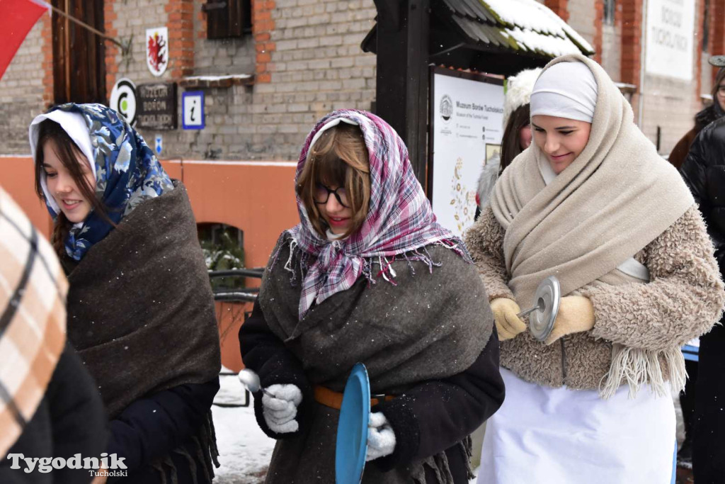 Korowód kolędników rozgrzał mroźną i śnieżną Tucholę