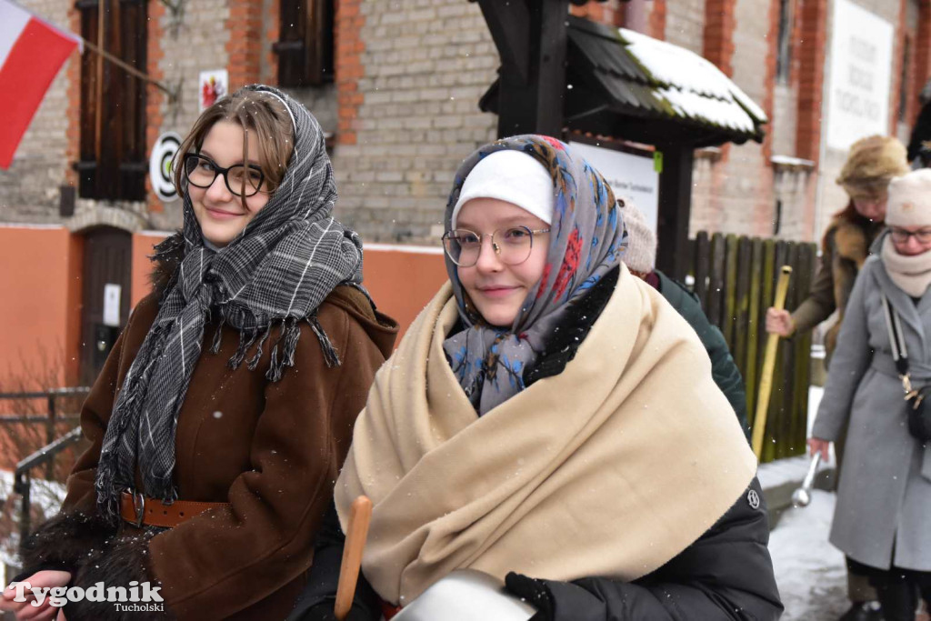 Korowód kolędników rozgrzał mroźną i śnieżną Tucholę
