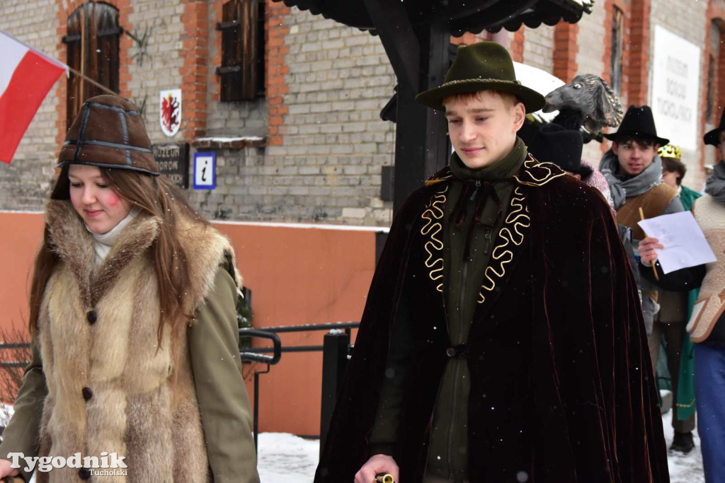 Korowód kolędników rozgrzał mroźną i śnieżną Tucholę