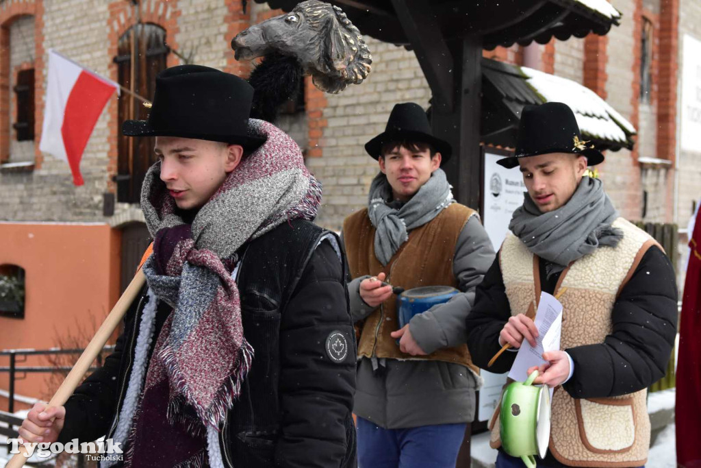 Korowód kolędników rozgrzał mroźną i śnieżną Tucholę