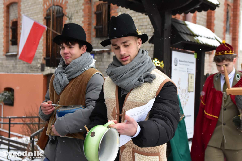 Korowód kolędników rozgrzał mroźną i śnieżną Tucholę