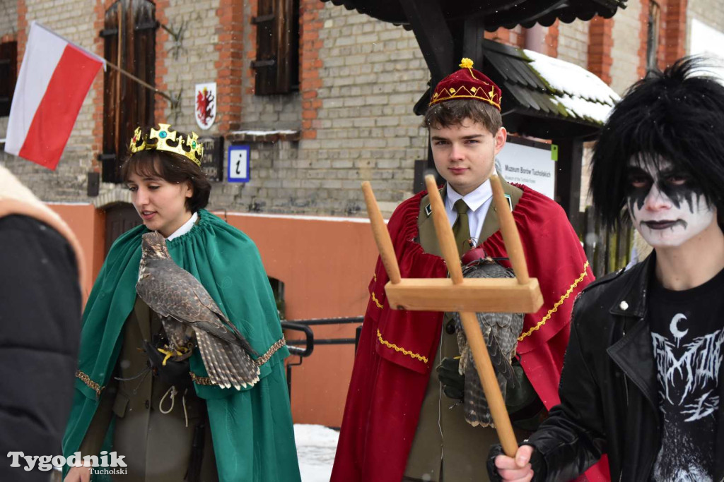 Korowód kolędników rozgrzał mroźną i śnieżną Tucholę