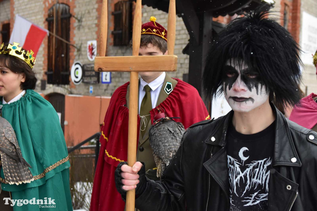 Korowód kolędników rozgrzał mroźną i śnieżną Tucholę