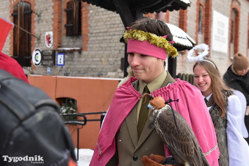 Korowód kolędników rozgrzał mroźną i śnieżną Tucholę