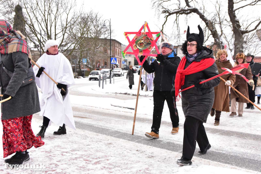 Korowód kolędników rozgrzał mroźną i śnieżną Tucholę