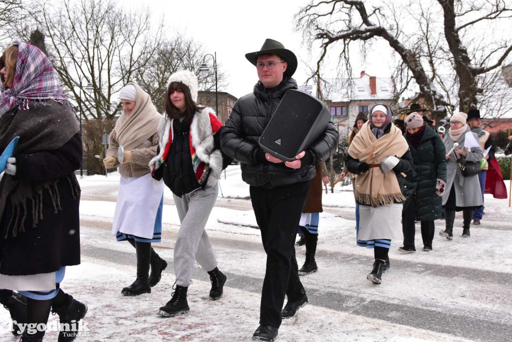 Korowód kolędników rozgrzał mroźną i śnieżną Tucholę