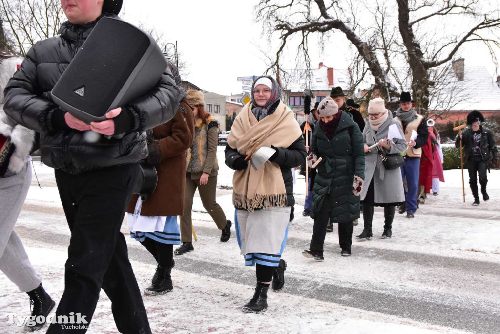Korowód kolędników rozgrzał mroźną i śnieżną Tucholę