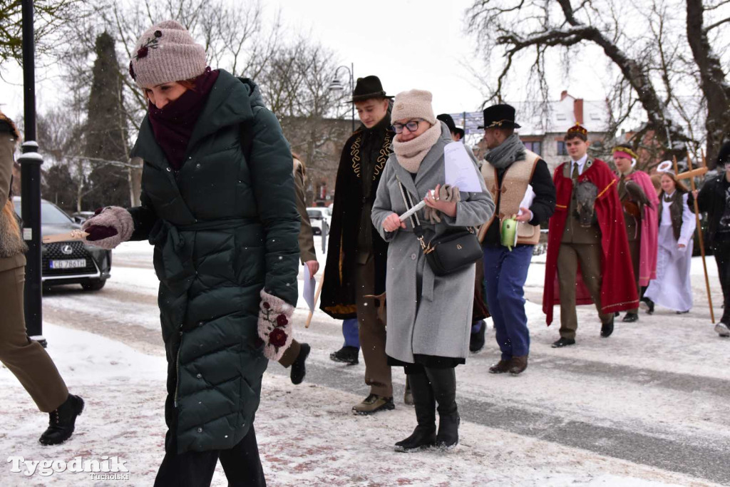 Korowód kolędników rozgrzał mroźną i śnieżną Tucholę
