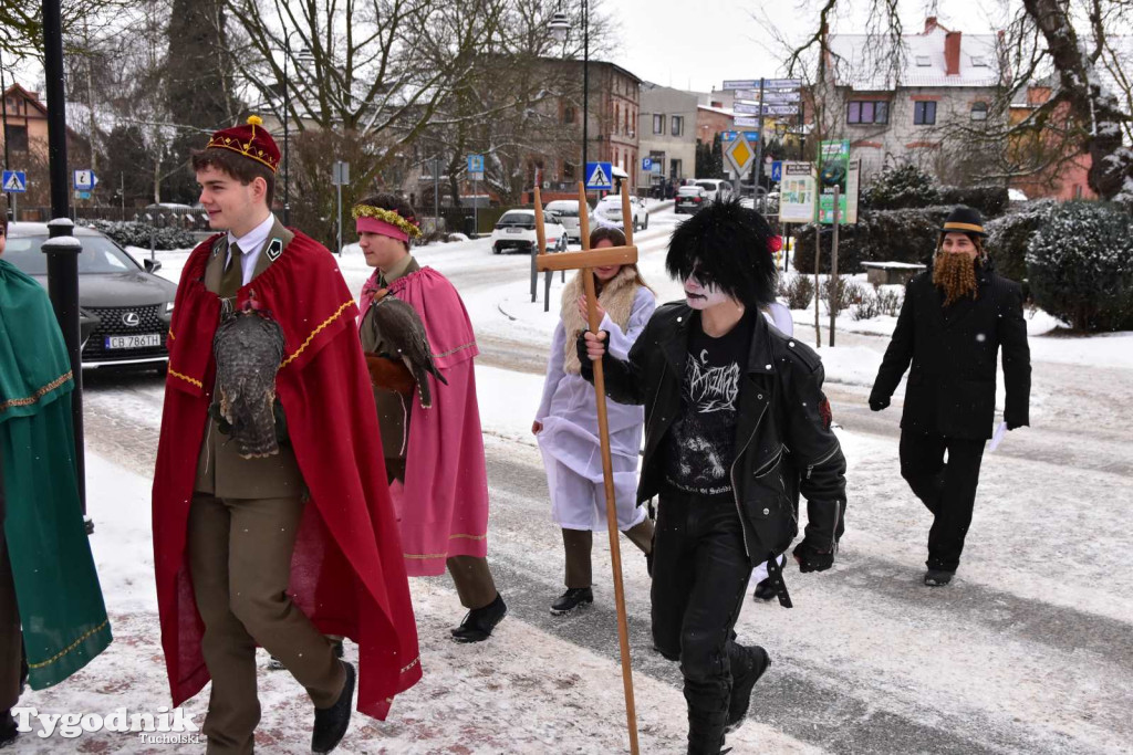 Korowód kolędników rozgrzał mroźną i śnieżną Tucholę