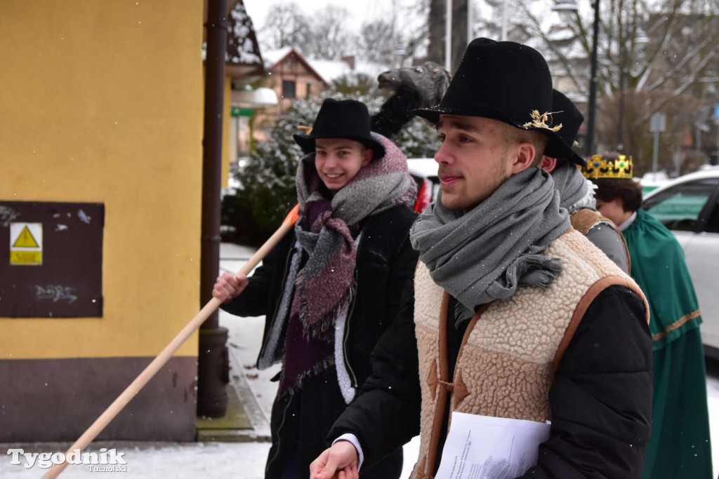 Korowód kolędników rozgrzał mroźną i śnieżną Tucholę