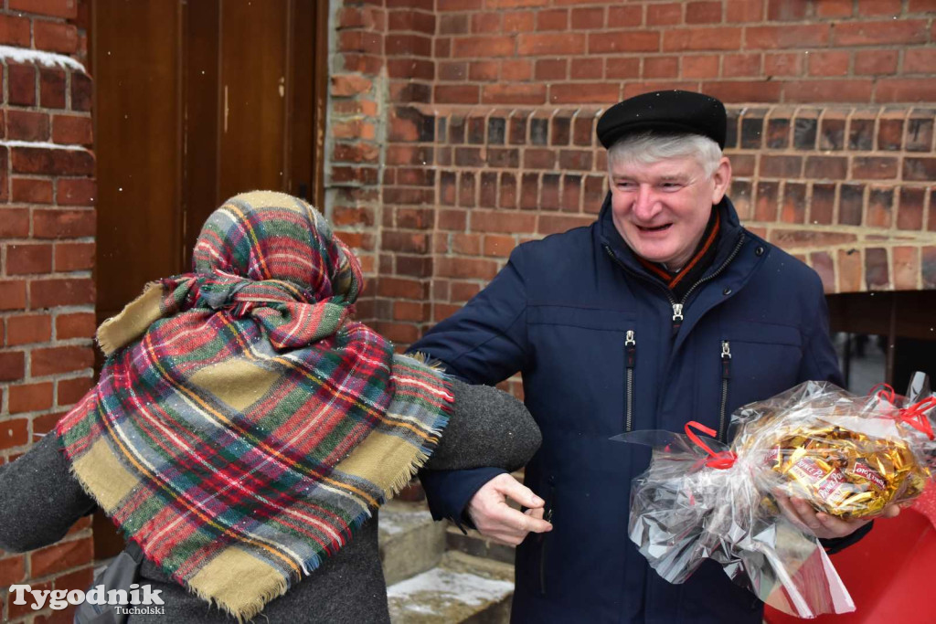 Korowód kolędników rozgrzał mroźną i śnieżną Tucholę