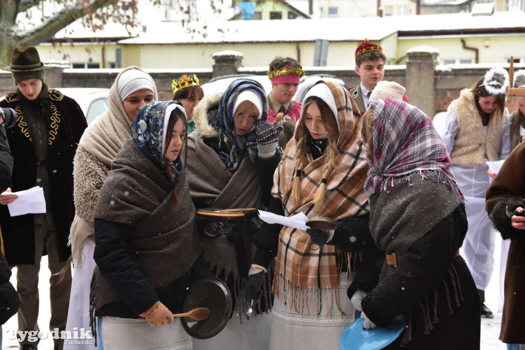 Korowód kolędników rozgrzał mroźną i śnieżną Tucholę